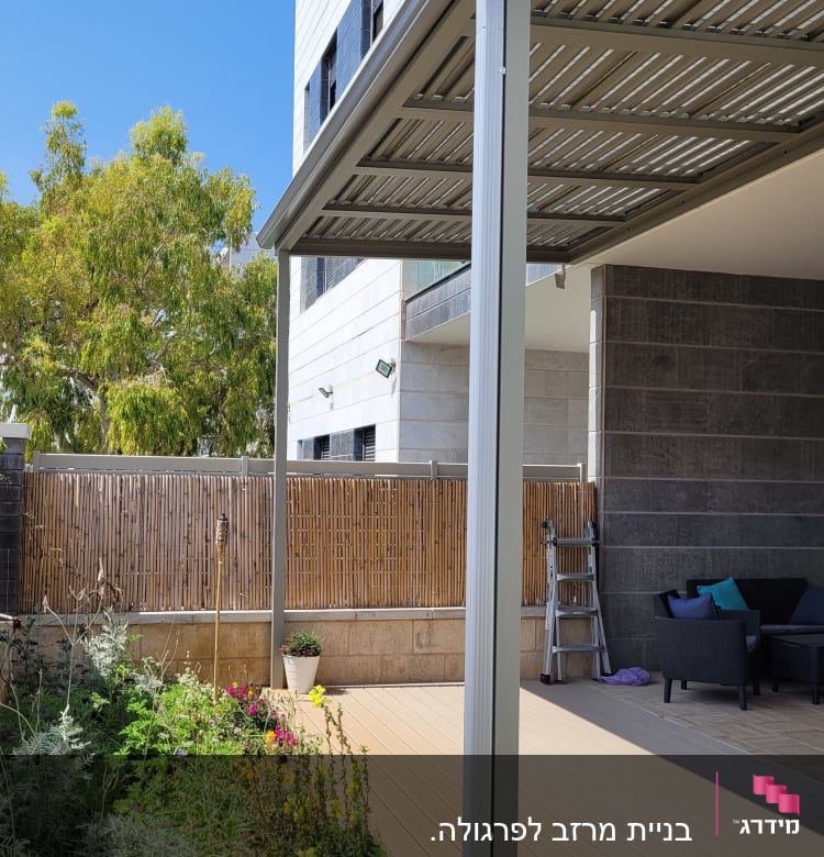 גג מתכת עם קורות תמיכה על מרפסת עץ